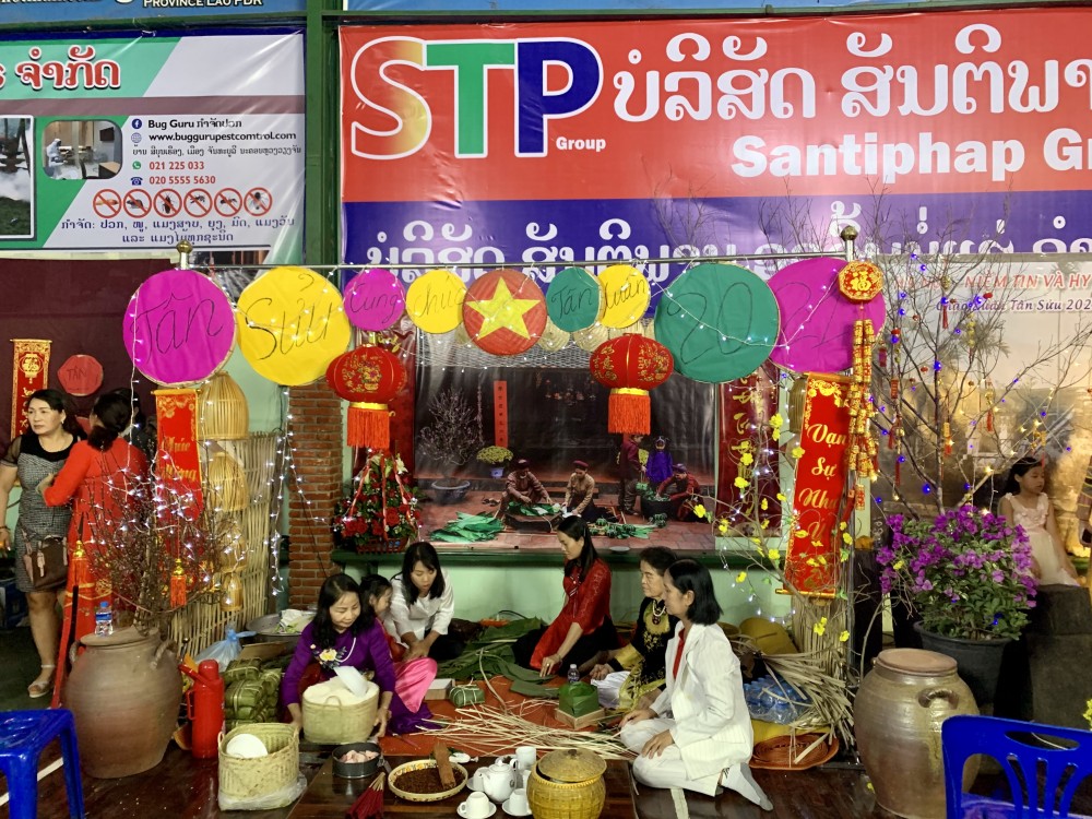 Rộn ràng không khí Tết cổ truyền của cộng đồng người Việt Nam tại Viêng Chăn (Lào) Rộn ràng không khí Tết cổ truyền của cộng đồng người Việt Nam tại Viêng Chăn (Lào)