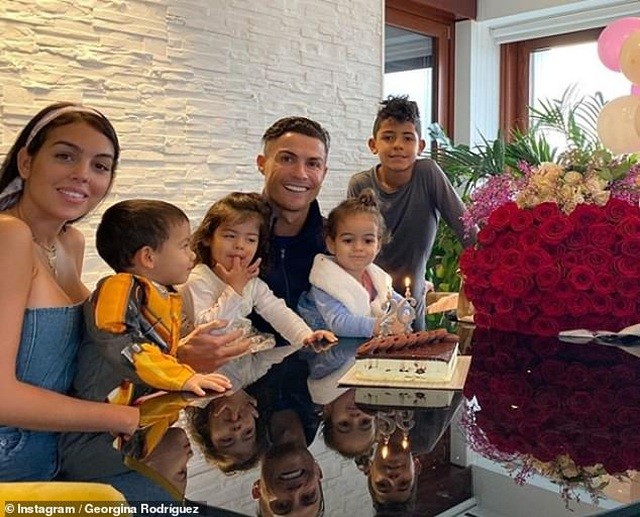 Điều gì khiến Cristiano Ronaldo trở thành bậc thầy trong sử dụng mạng xã hội với nửa tỷ tài khoản theo dõi?