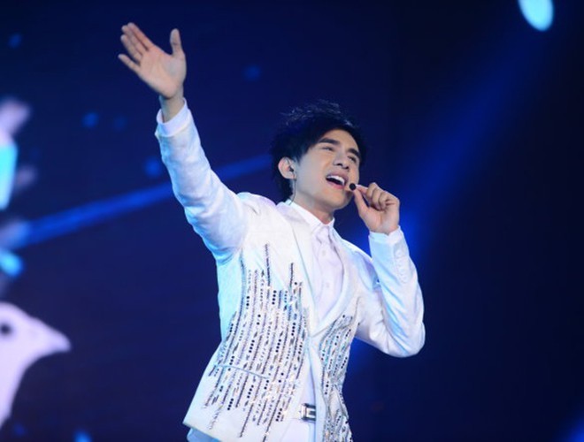 Đan Trường "gây sốt" khi cởi áo khoe thân hình săn chắc ở tuổi U50