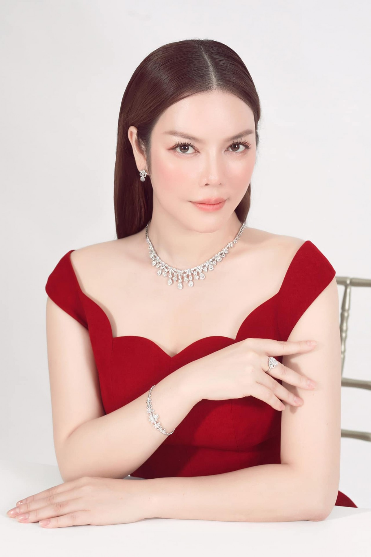 Lệ Quyên, Minh Hằng khoe eo thon