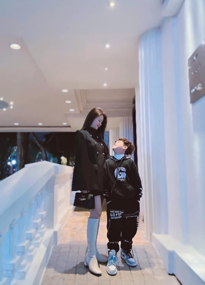 Gia đình Mạnh Trường, Đan Lê sexy ở biển