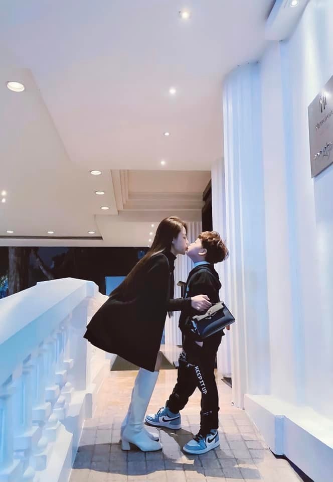 Gia đình Mạnh Trường, Đan Lê sexy ở biển