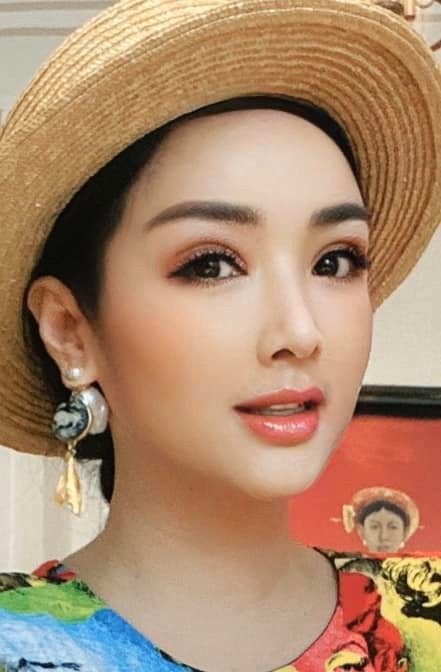 Gia đình Mạnh Trường, Đan Lê sexy ở biển