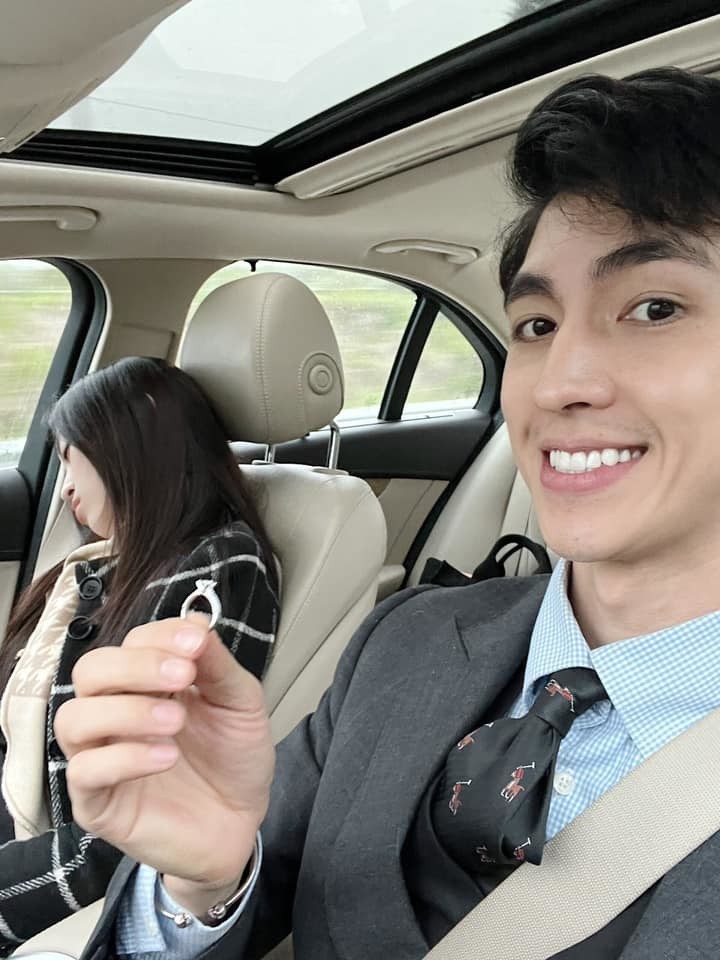 Sao Việt: Phạm Quỳnh Anh khoe dáng đồng hồ cát