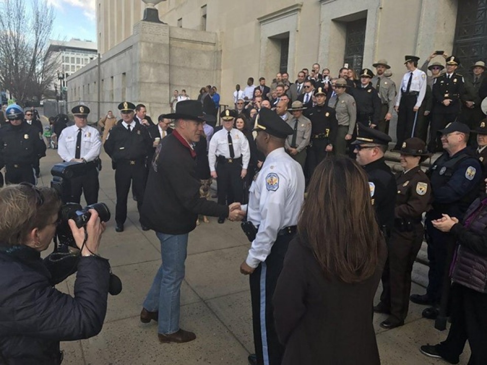 tan bo truong noi vu my cuoi ngua di lam