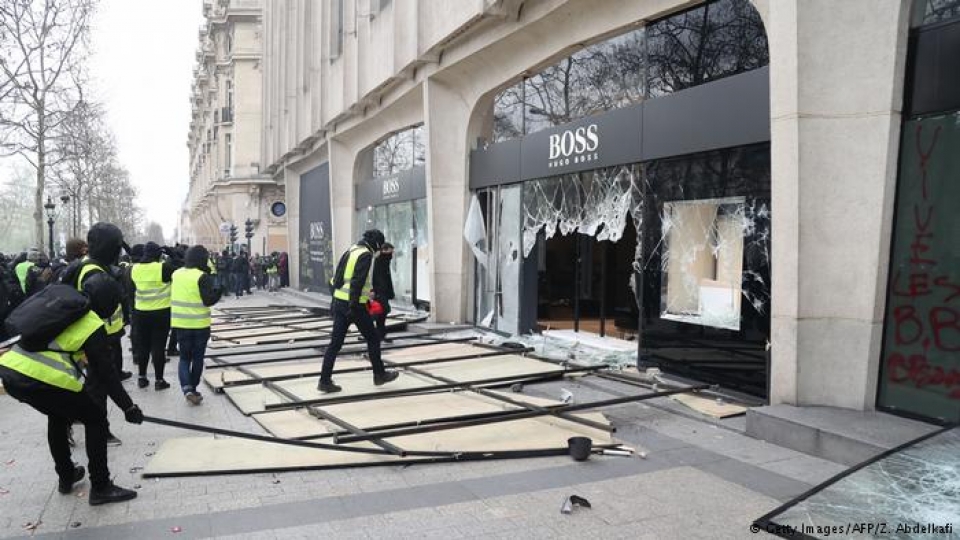 phap cam cac cuoc bieu tinh ao vang o nhieu thanh pho