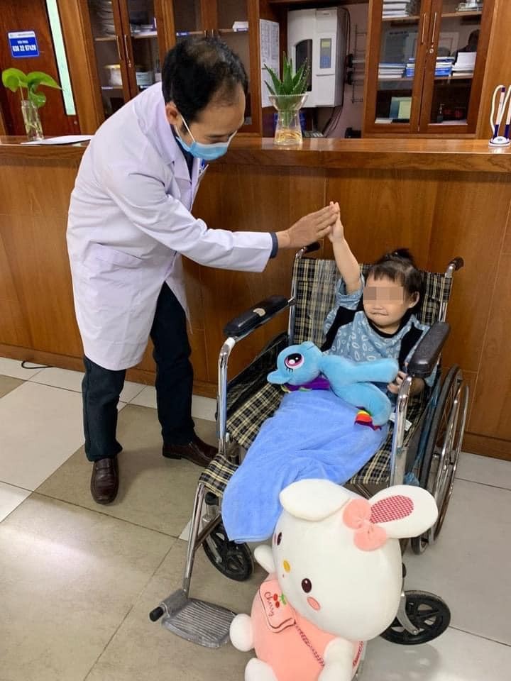 Bé gái rơi từ tầng 12A chung cư khỏe khoắn ngày xuất viện