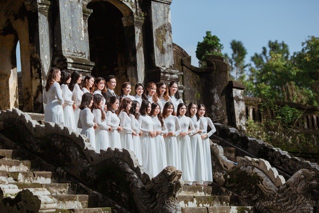 Nét đẹp nữ sinh Huế trong tà áo dài dịp Quốc tế Phụ nữ