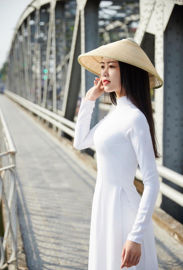 Nét đẹp nữ sinh Huế trong tà áo dài dịp Quốc tế Phụ nữ