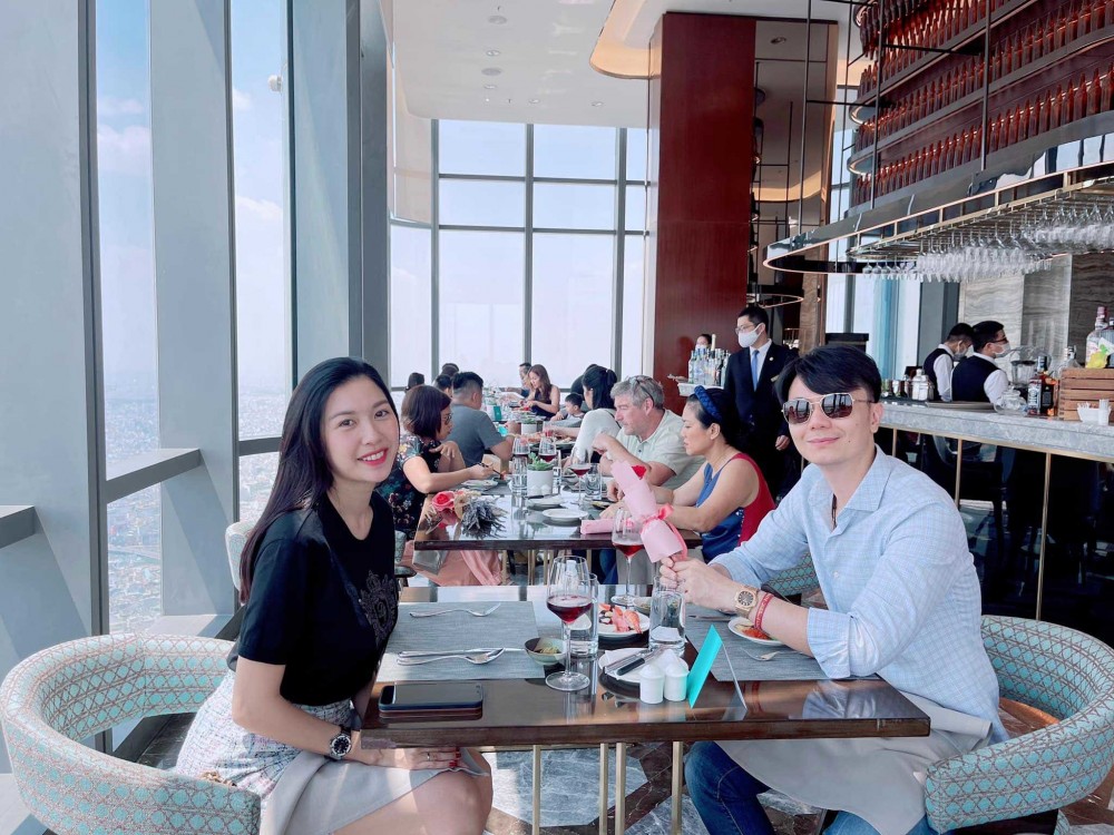 Lệ Quyên được tặng trang sức tiền tỷ, Cường Đô La mua đồng hồ đắt tiền cho vợ