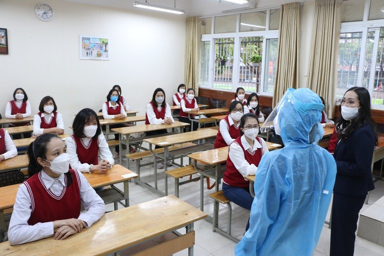 Giáo viên "kiệt sức", vừa là F0, vừa dạy trực tuyến kiêm nhân viên y tế