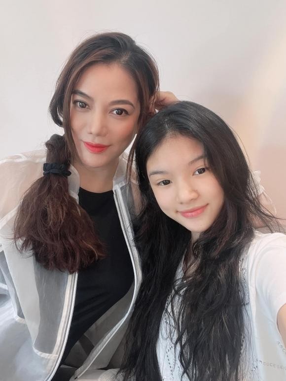 Sao Việt: Ngô Thanh Vân khoe nhẫn đính hôn