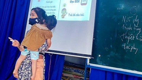 xuc dong hinh anh co giao vua be con ngu tren tay vua day truc tiep