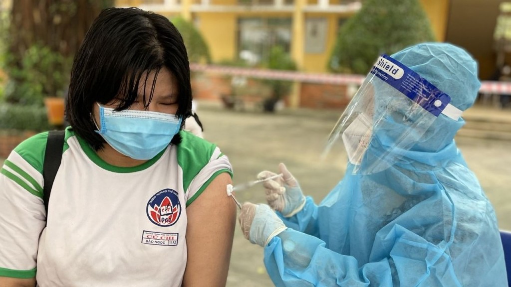 tiem duoc vaccine covid19 moi yen tam dua tre den truong neu nhiem cung giam thieu rui ro