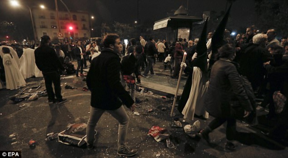 tay ban nha giam dap trong le ruoc phuc sinh 100 nguoi bi thuong