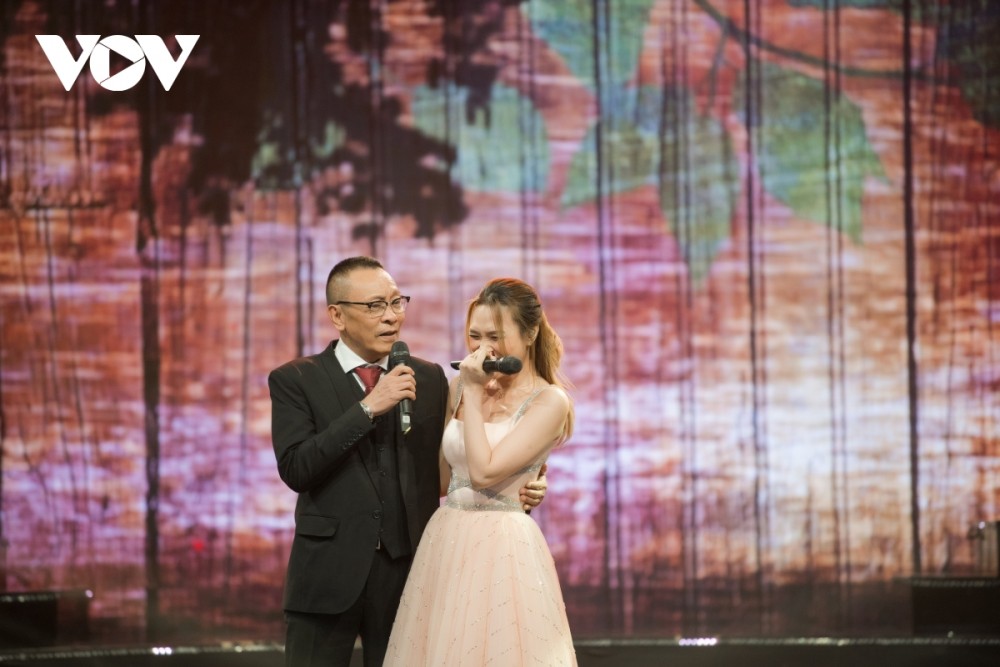 Nhà báo Lại Văn Sâm lần đầu song ca cùng Mỹ Tâm trên sóng truyền hình