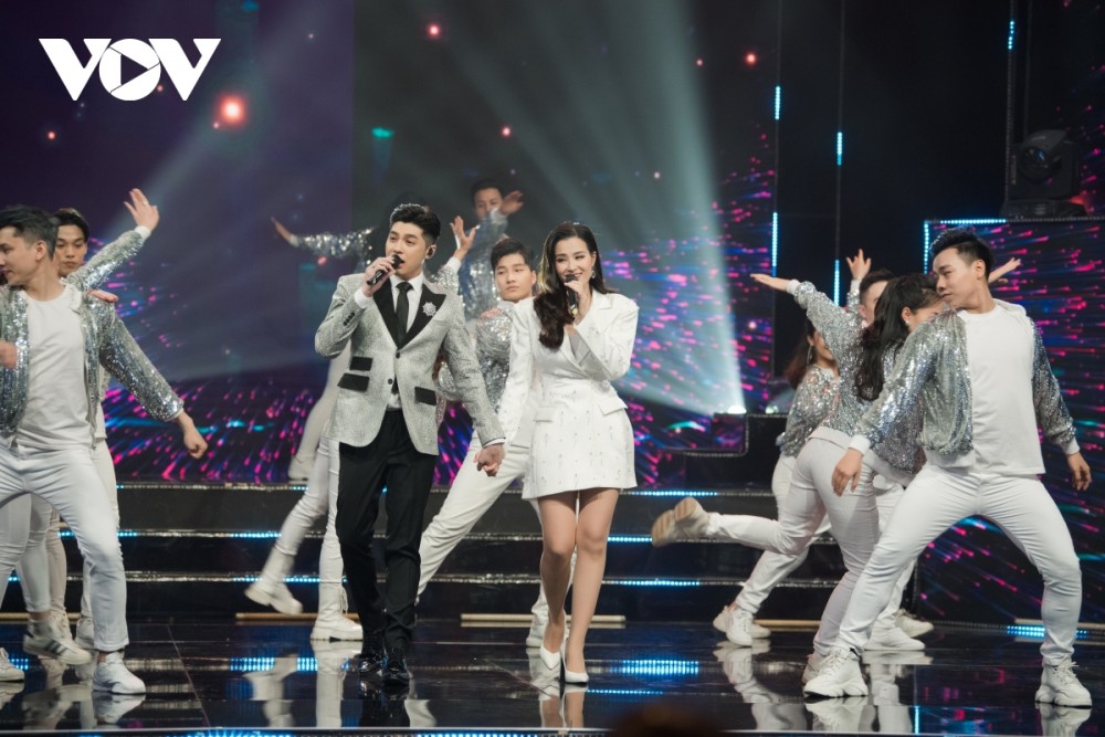 Nhà báo Lại Văn Sâm lần đầu song ca cùng Mỹ Tâm trên sóng truyền hình