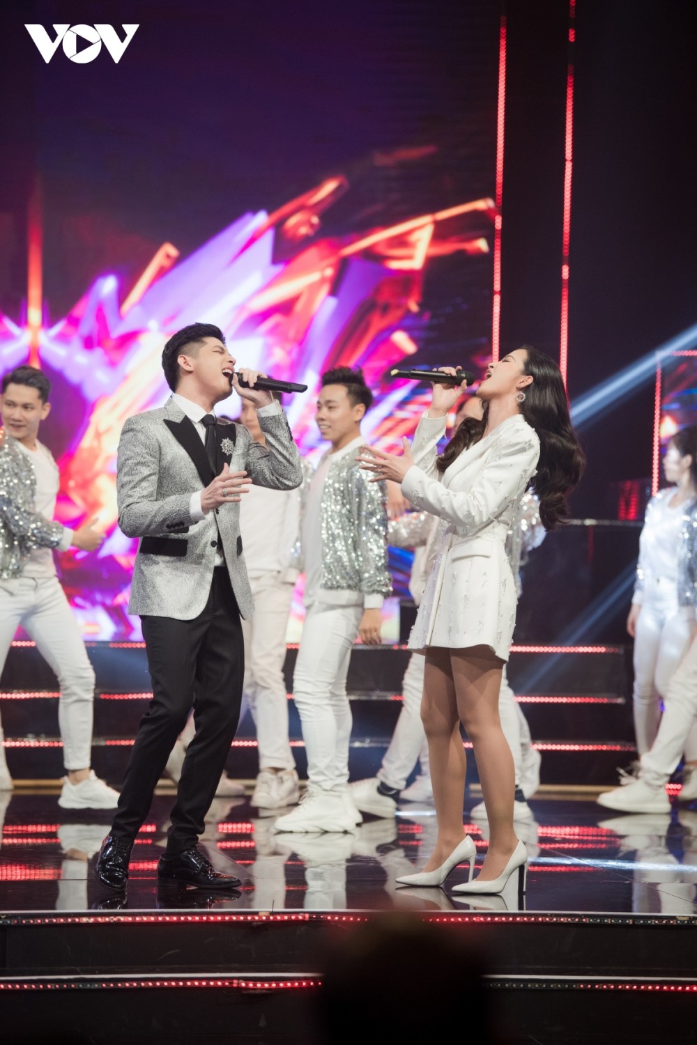 Nhà báo Lại Văn Sâm lần đầu song ca cùng Mỹ Tâm trên sóng truyền hình