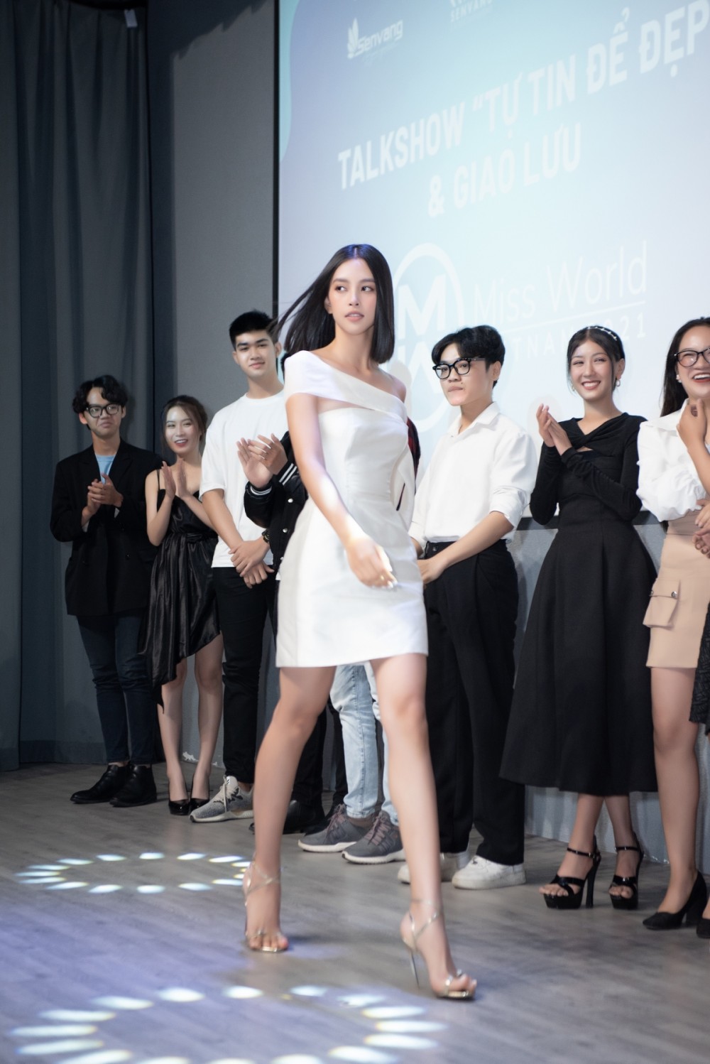 Miss World Vietnam 2021: Hoa hậu Tiểu Vy, Lương Thùy Linh khẳng định đẳng cấp khi thị phạm catwalk