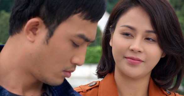 Hướng dương ngược nắng khiến người xem bực bội, vì đâu?