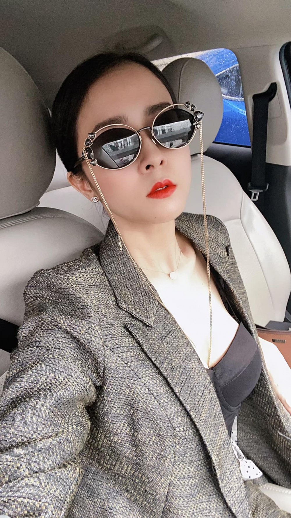 'Cân' nhan sắc cô Minh HH và mẹ bé Cami trong Hướng dương ngược nắng