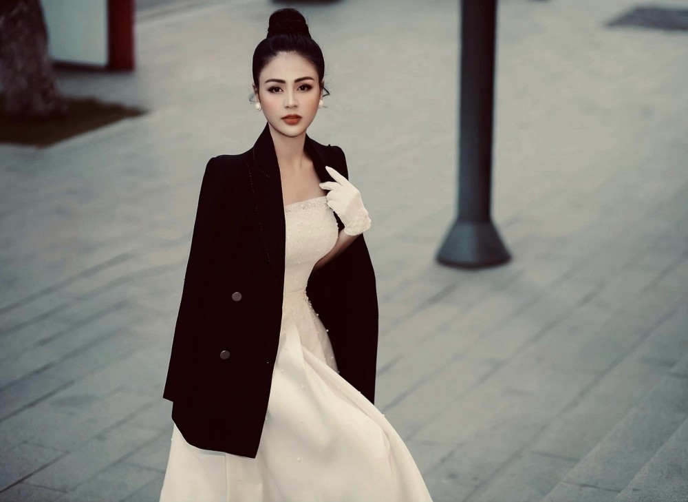 'Cân' nhan sắc cô Minh HH và mẹ bé Cami trong Hướng dương ngược nắng