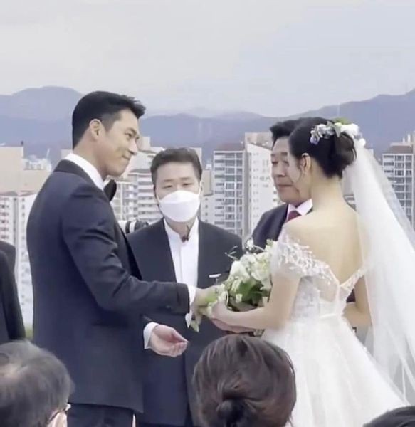 Khoảnh khắc đẹp Hyun Bin dành cho Son Ye Jin trong đám cưới