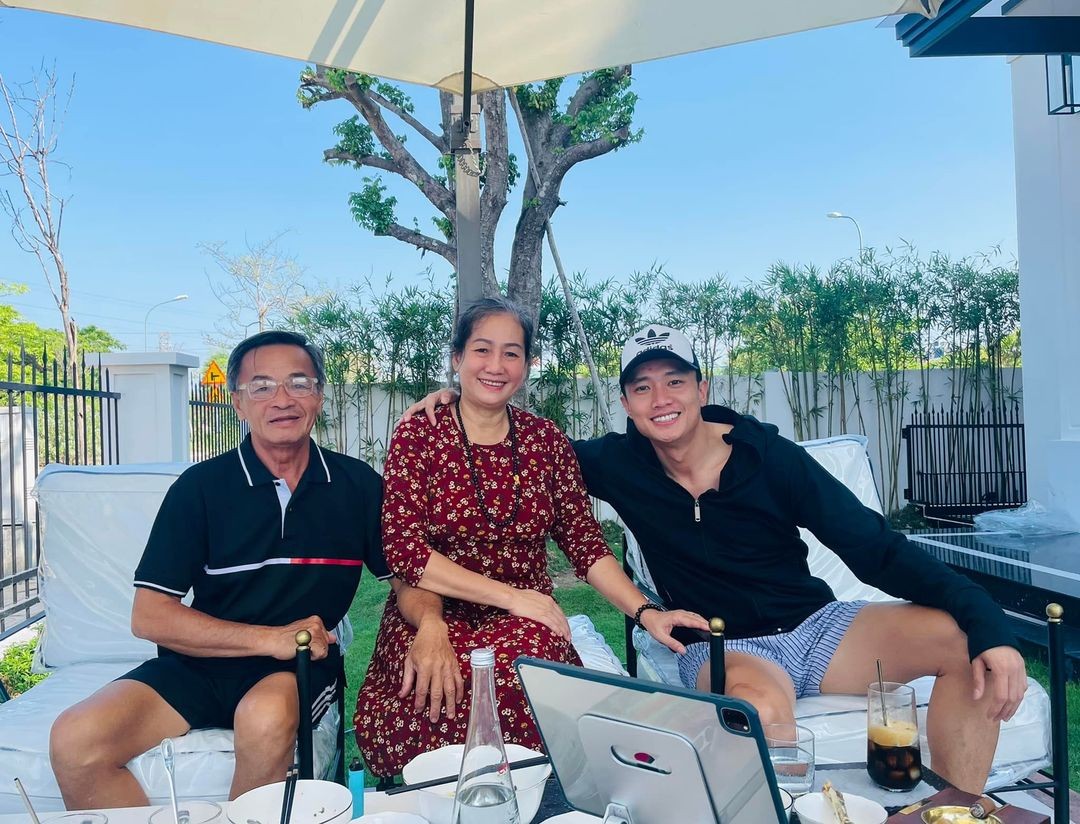 Sao Việt: Quang Vinh như 'nam thần không tuổi', Thanh Hằng xinh đẹp xuống phố