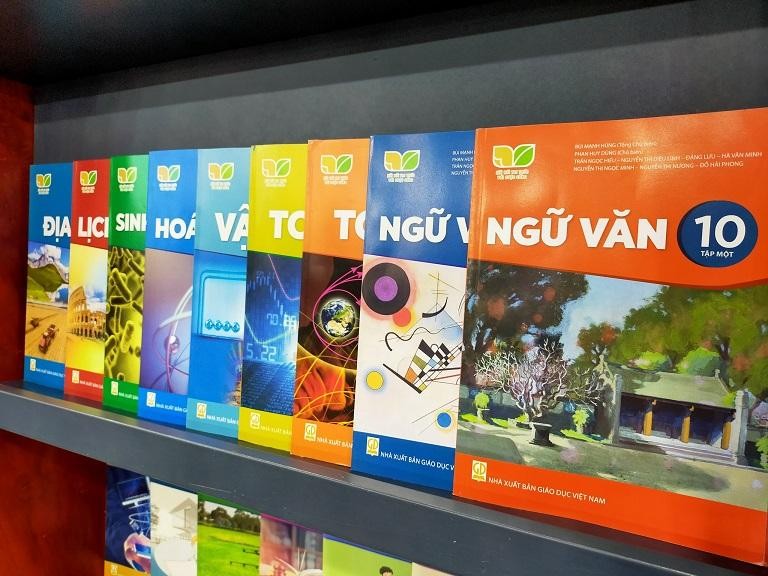 Giá sách giáo khoa mới lớp 3, 7, 10: