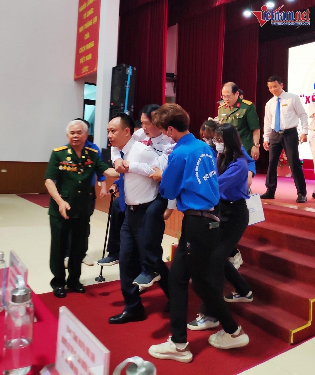 Hình ảnh thầy hiệu trưởng cõng bác thương binh tại lễ kỷ niệm 30/4 gây sốt cộng đồng mạng