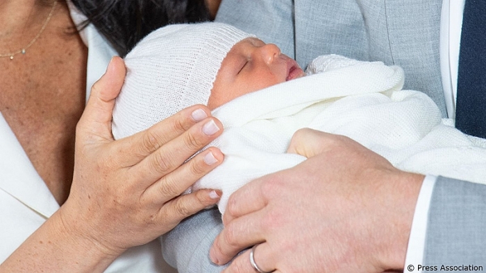 hoang tu harry khong trao danh hieu cho con trai muon be la thuong dan