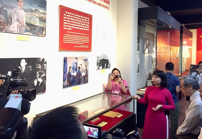 Trưng bày 200 hiện vật giá trị về Chủ tịch Hồ Chí Minh trung bay 200 hien vat xuc dong ve chu tich ho chi minh
