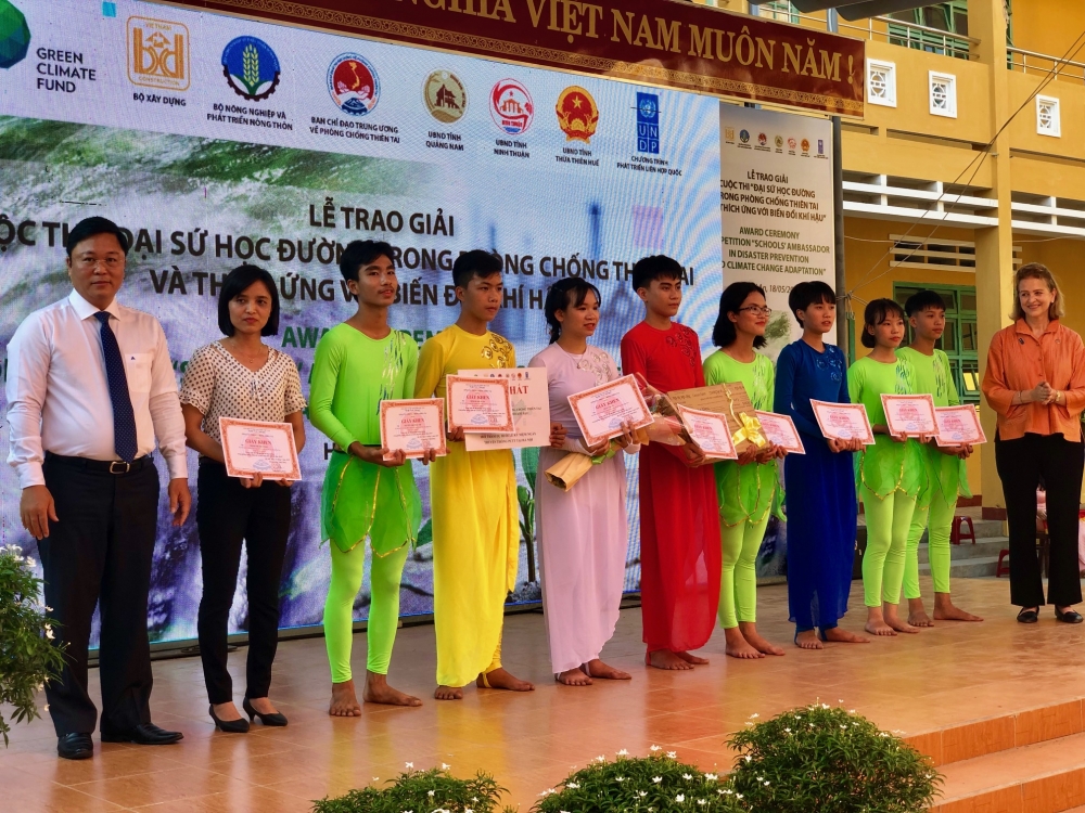 Trao giải Đại sứ học đường về biến đổi khí hậu trao giai dai su hoc duong ve bien doi khi hau