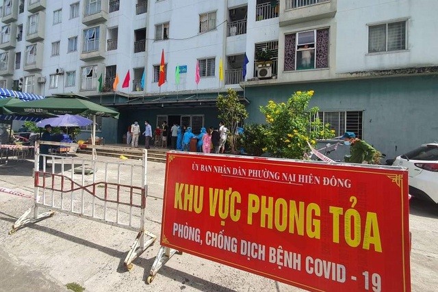 Một người định đu dây trốn khỏi chung cư đang bị phong tỏa tại Đà Nẵng