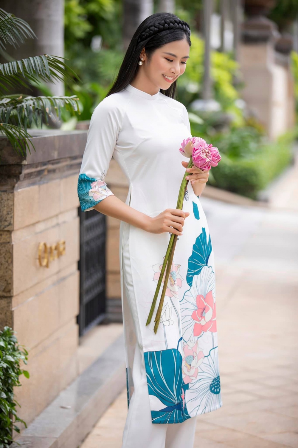 Hoa hậu Ngọc Hân xinh đẹp trong tà áo dài