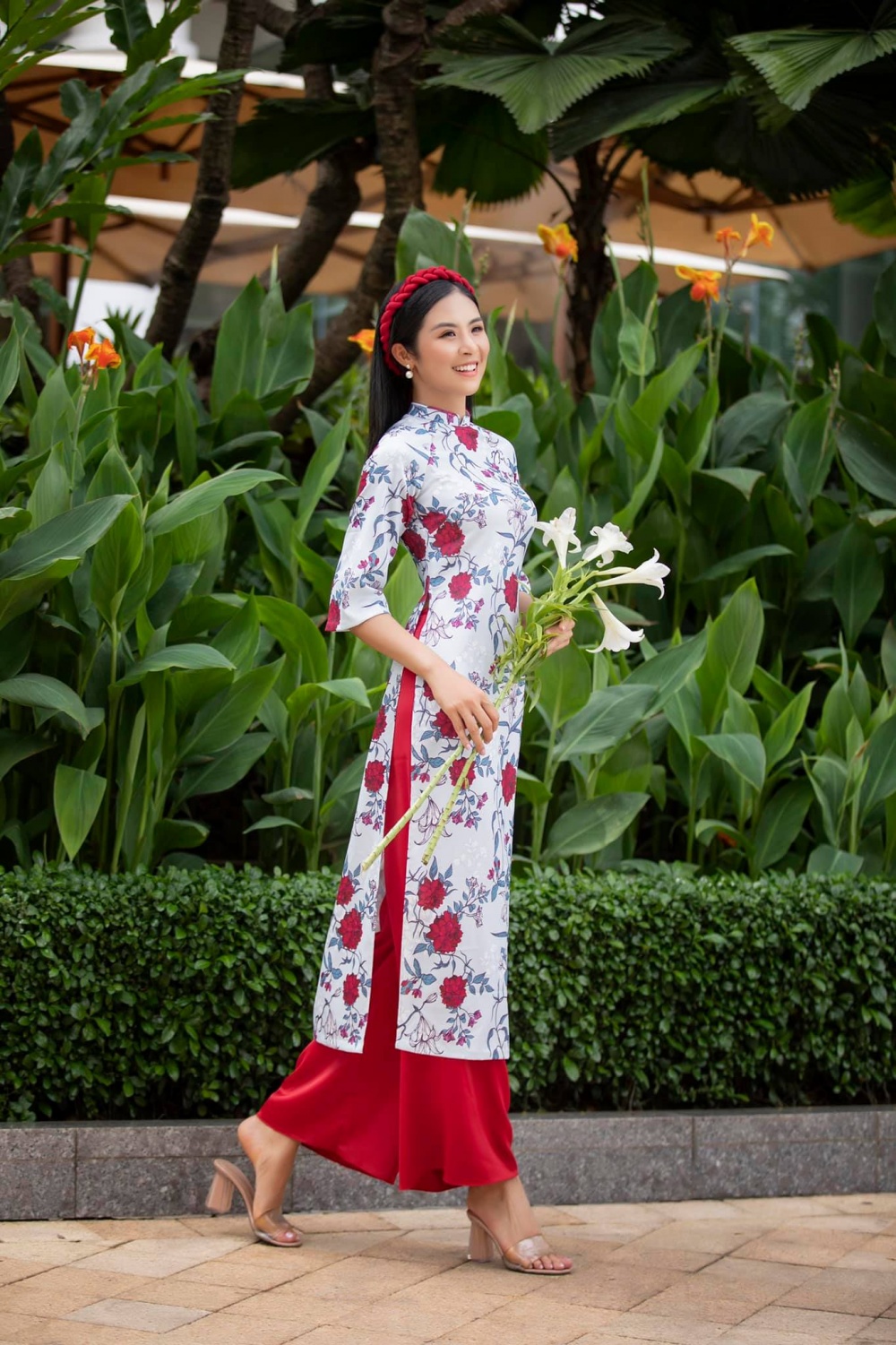 Hoa hậu Ngọc Hân xinh đẹp trong tà áo dài