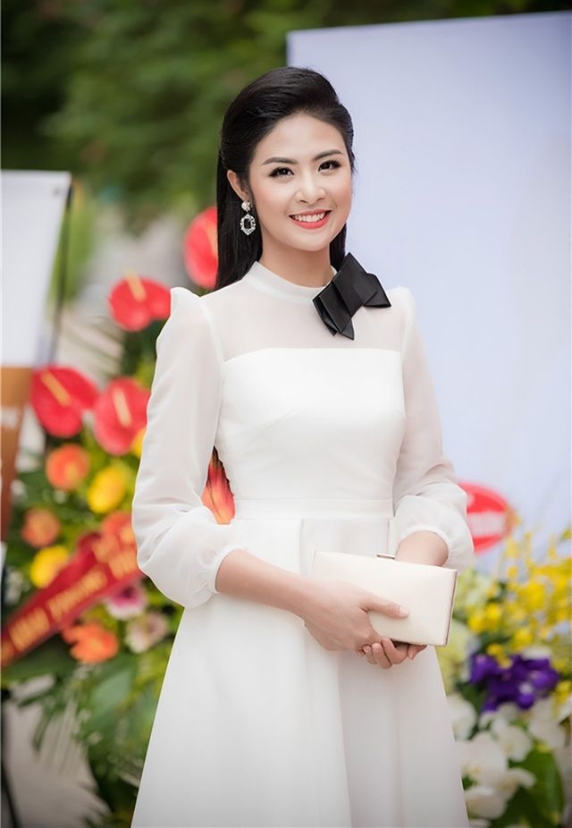Hoa hậu Đặng Thị Ngọc Hân 'đọ sắc' cùng hoa