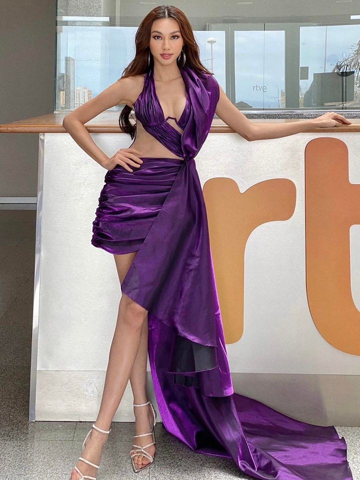 Hoa hậu Hòa bình Quốc tế Thùy Tiên khoe dáng nuột nà với đầm cut-out tím.