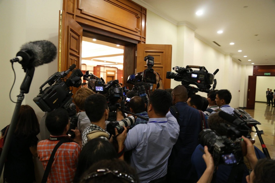 nghe bao lam sao de khong bi song internet cuon di