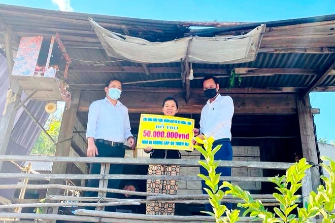 Đoàn nghệ sĩ Hoài Linh đã trao hơn 2,8 tỷ đồng đến người dân Quảng Nam