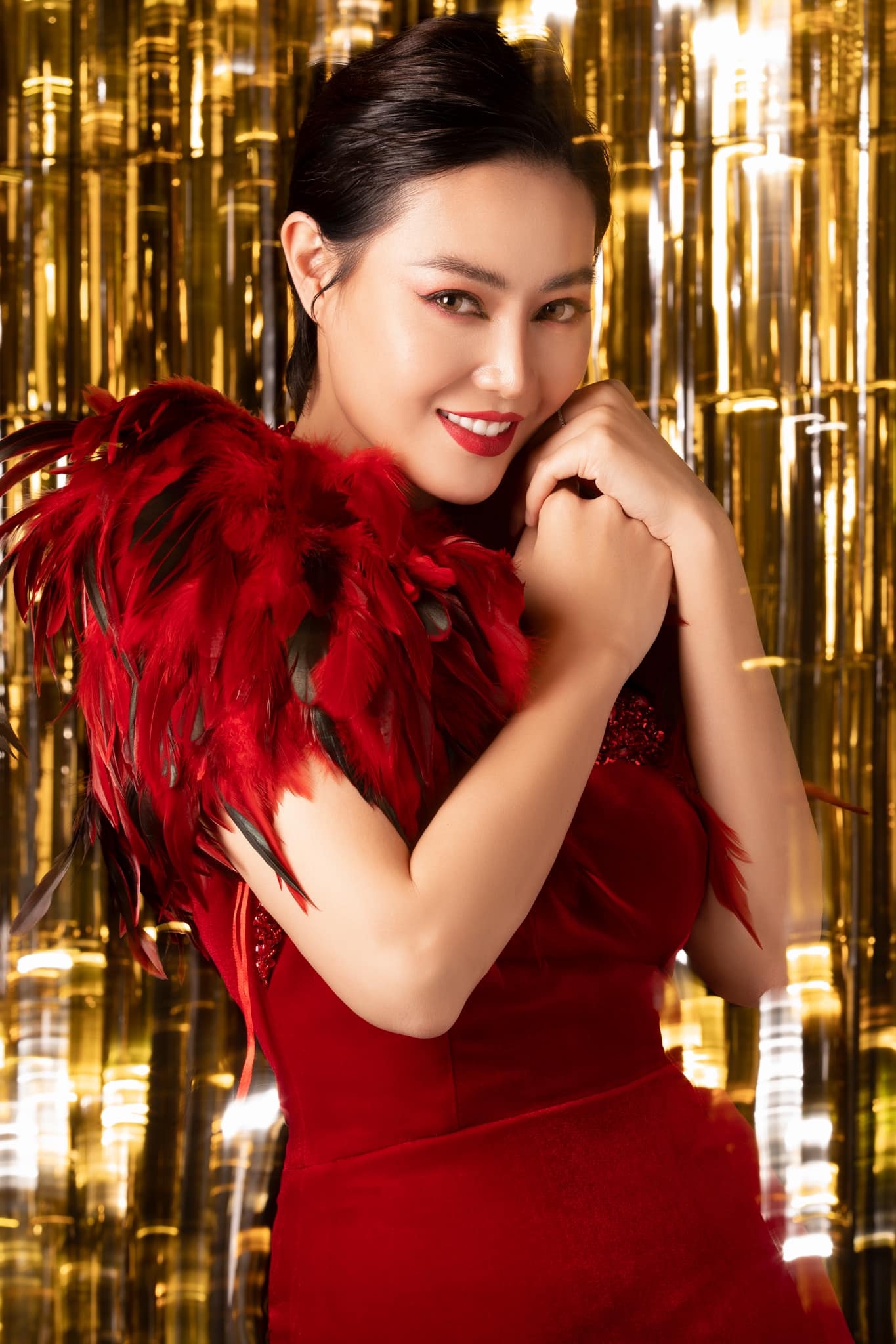 Khác hẳn với Lệ, ngoài đời Thanh Hương chuộng những bộ cánh ôm sát cơ thể hay có đường cắt xẻ gợi cảm.