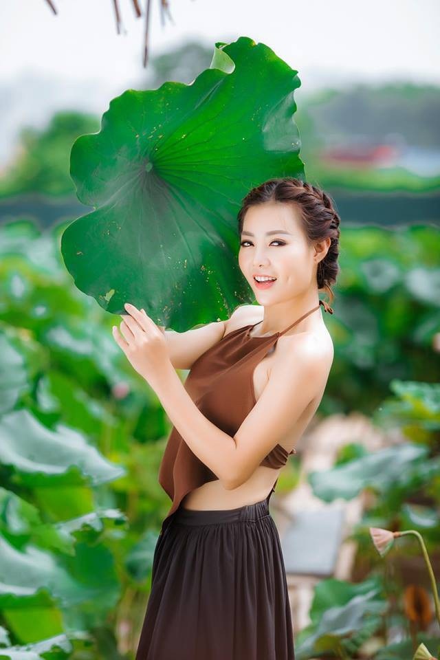 Thanh Hương từng tốt nghiệp trường Cao đẳng nghệ thuật Hà Nội. Hiện tại, cô công tác tại đoàn kịch 2 - Nhà hát kịch Hà Nội.