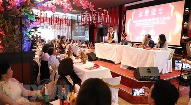 Tôn vinh hình ảnh người phụ nữ và tà áo dài Việt Nam tại châu Âu Tôn vinh hình ảnh người phụ nữ và tà áo dài Việt Nam tại châu Âu