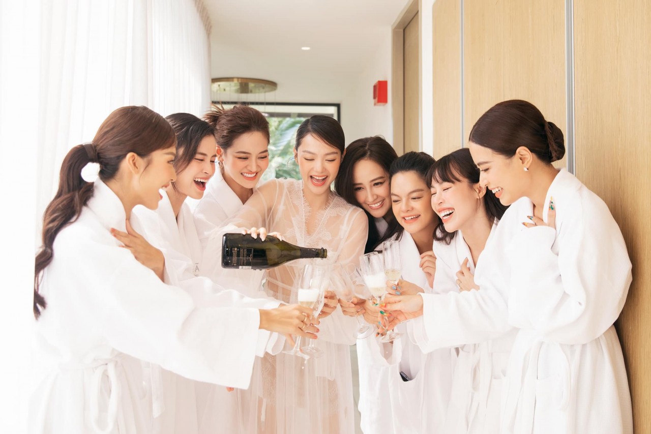 Sao Việt: Noo Phước Thịnh 'tình tứ' bên Mai Phương Thúy, Sao Việt: Noo Phước Thịnh 'tình tứ' bên Mai Phương Thúy,