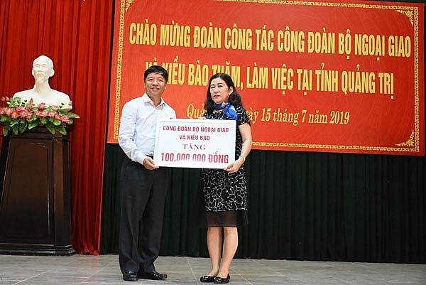 Đoàn Thanh thiếu niên kiều bào tri ân các anh hùng liệt sĩ tại nghĩa trang Trường Sơn thanh thieu nien kieu bao tri an cac anh hung liet si