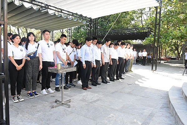 Đoàn Thanh thiếu niên kiều bào tri ân các anh hùng liệt sĩ tại nghĩa trang Trường Sơn thanh thieu nien kieu bao tri an cac anh hung liet si