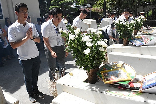 Đoàn Thanh thiếu niên kiều bào tri ân các anh hùng liệt sĩ tại nghĩa trang Trường Sơn thanh thieu nien kieu bao tri an cac anh hung liet si