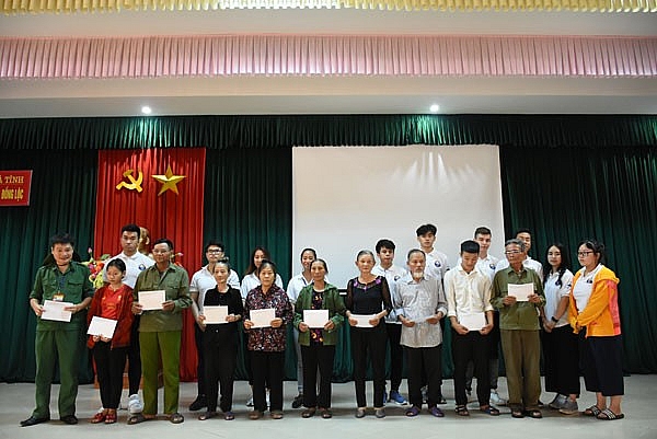 Đoàn Thanh thiếu niên kiều bào tri ân các anh hùng liệt sĩ tại nghĩa trang Trường Sơn thanh thieu nien kieu bao tri an cac anh hung liet si