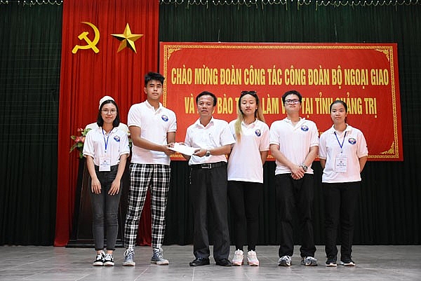 Đoàn Thanh thiếu niên kiều bào tri ân các anh hùng liệt sĩ tại nghĩa trang Trường Sơn thanh thieu nien kieu bao tri an cac anh hung liet si