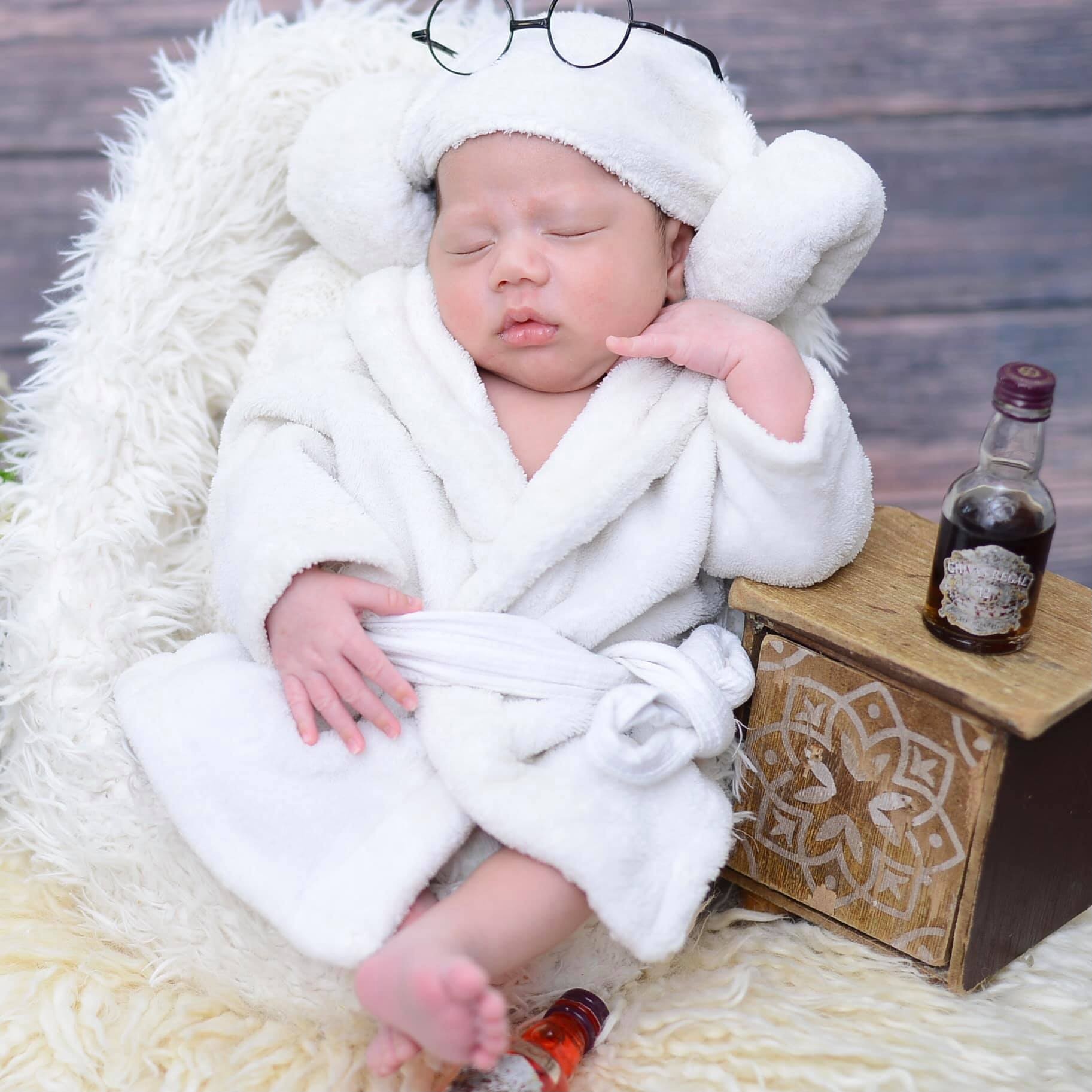 Sao Việt tuần qua: Hồng Diễm khoe ảnh mới, 'người tình màn ảnh' Hồng Đăng bình luận bất ngờ, Lý Nhã Kỳ xinh đẹp, Hồ Ngọc Hà lại khoe con